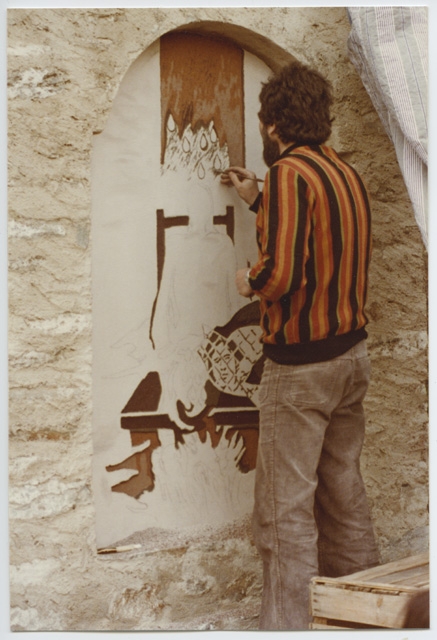 Giancarlo Tamagni mentre dipinge una cappella della Via Crucis di Bigorio