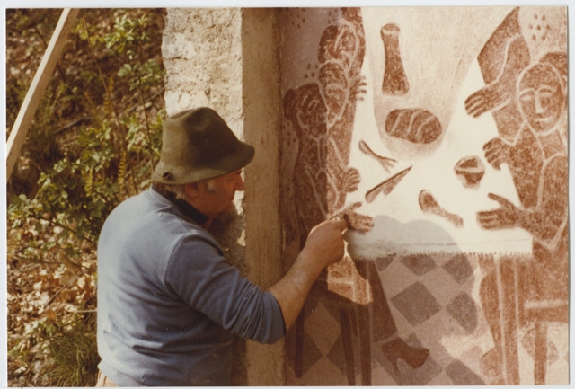 Pierino Selmoni al lavoro nella rifinitura di una cappella della Via Crucis di Bigorio
