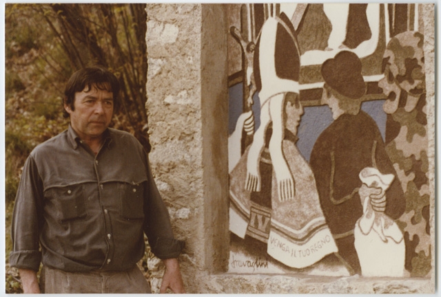 Pietro Travaglini accanto all'affresco di una cappella della Via Crucis