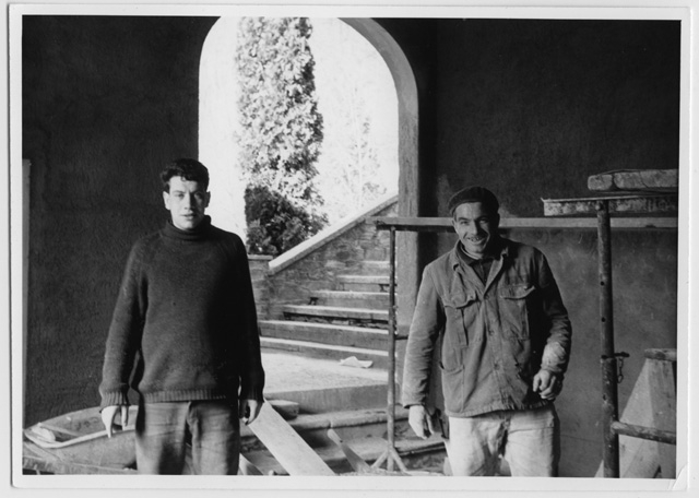 Due operai durante i restauri del Convento di Bigorio