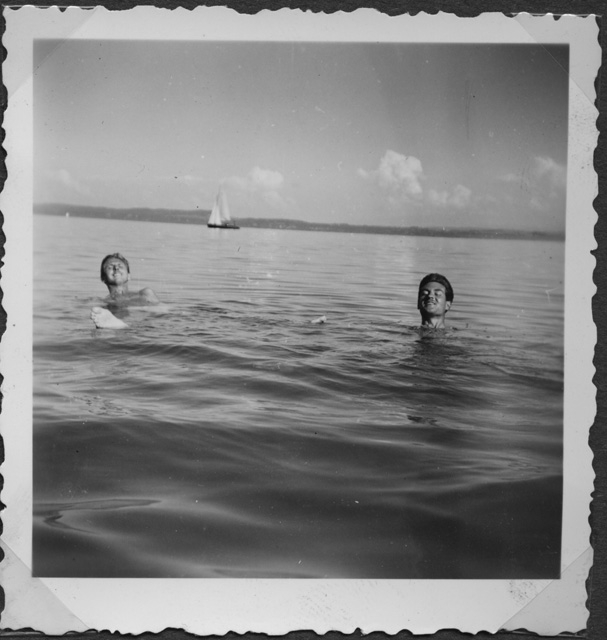 Renato Lucca e un amico in vacanza al mare