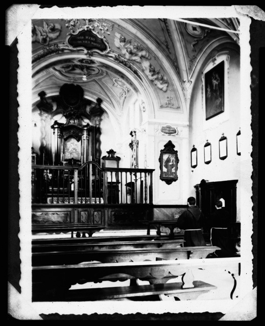 Due frati in preghiera all'interno della chiesa del Convento di Bigorio