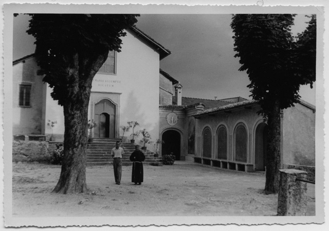 Padre superiore Virgilio Turrini con un uomo nel piazzale del Convento di Bigorio