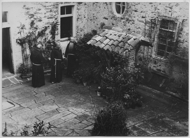 Tre frati nel chiostro del Convento di Bigorio