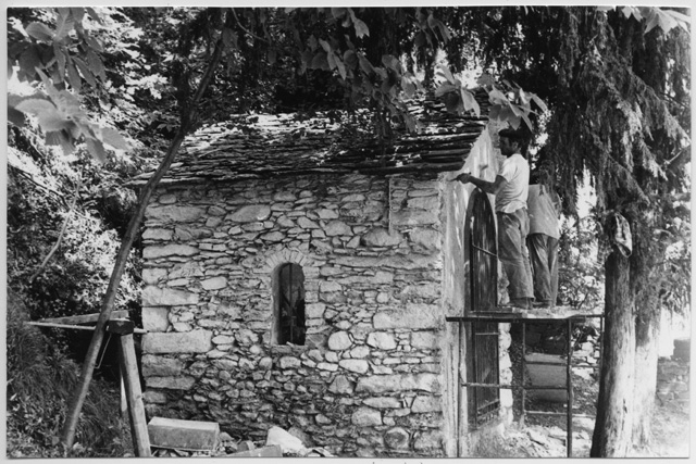 Operai al lavoro nel restauro della prima Cappella della Via Crucis