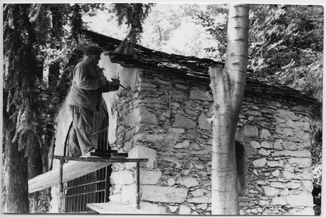 Operaio al lavoro nella ristrutturazione di una cappella della Via Crucis di Bigorio