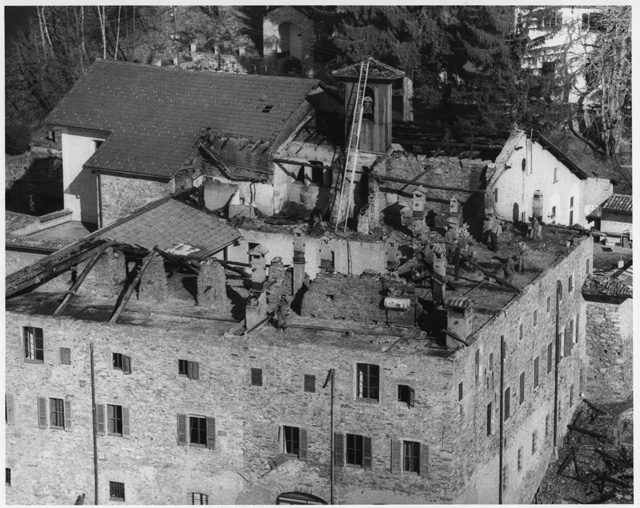 Rimozione delle macerie dal tetto del Convento di Bigorio dopo l'incendio