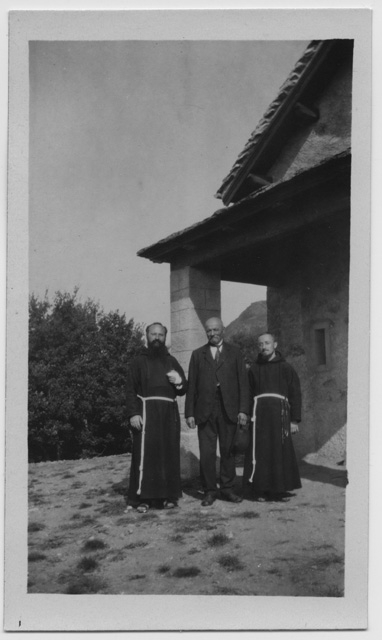 Due frati e un uomo davanti alla chiesa sui monti di Condra