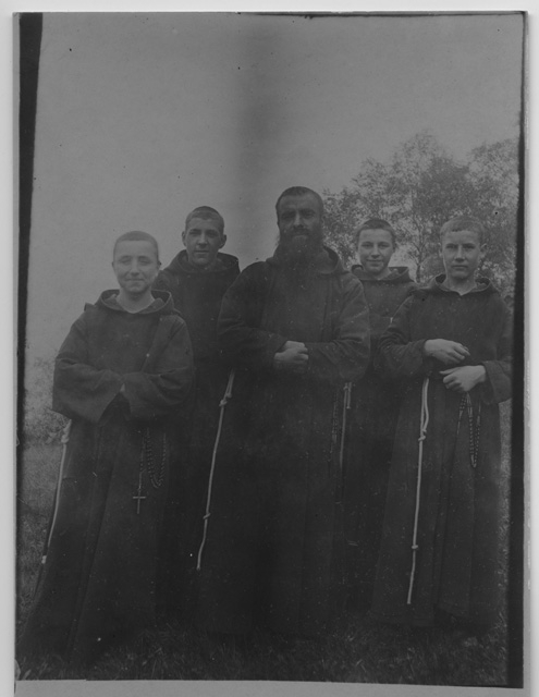 Padre Fedele Airoldi da Vaglio con quattro novizi