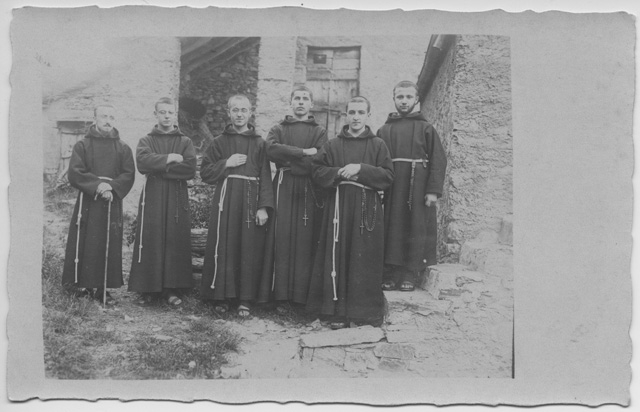 Padre Giacinto da Lugaggia con cinque novizi nel nucleo di Bigorio