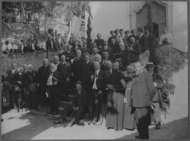 Gruppo di uomini in posa al Convento di Bigorio per la festa degli studenti