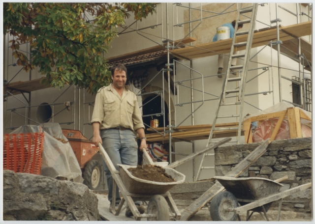 Operaio al lavoro durante il restauro del Cenobio del Convento di Bigorio