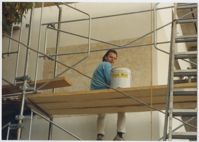Operaio al lavoro durante il restauro del Cenobio del Convento di Bigorio