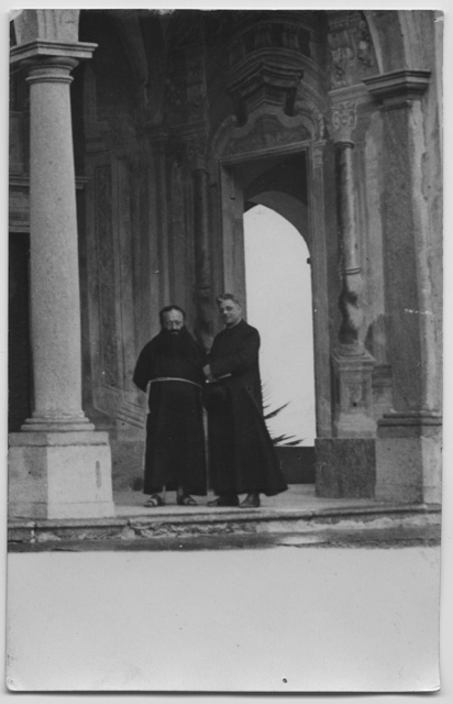 Padre Leone da Lavertezzo con un prete alla Madonna del Sasso