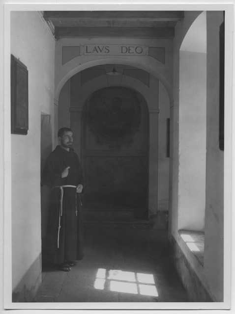 Padre Alessandro nei corridoi del Convento di Bigorio