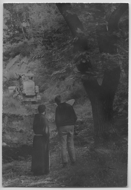 Fra' Roberto Pasotti e Padre Mauro durante dei lavori al Convento di Bigorio