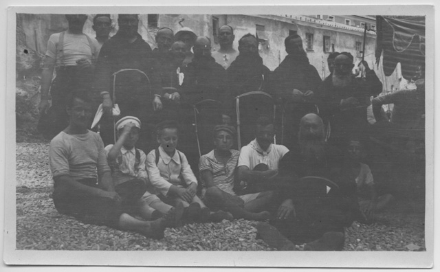 Gruppo di frati con dei ragazzi