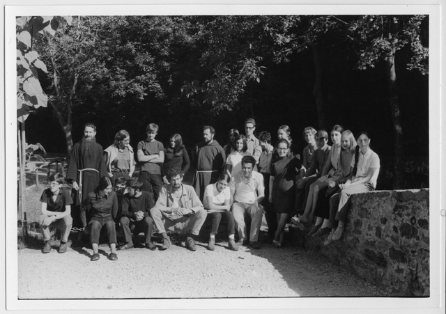 Gruppo di ragazzi dei corsi per fidanzati in posa sul piazzale del Convento di Bigorio