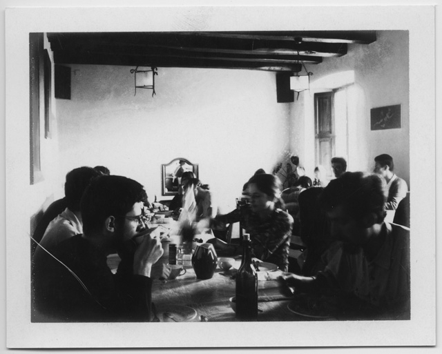 Giovani durante il pranzo in occasione dell'apertura del Convento di Bigorio