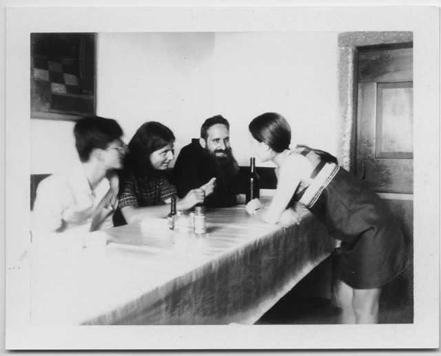 Fra' con tre ragazzi durante le giornate di apertura del Convento di Bigorio