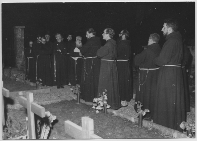 Frati nel cimitero del Convento di Bigorio per la commemorazione dei fratelli defunti