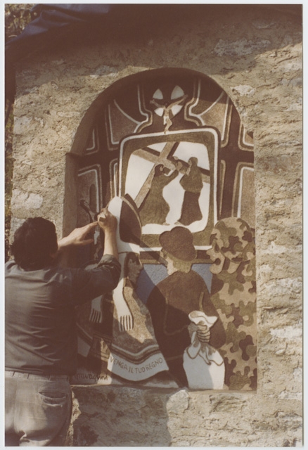 Pietro Travaglini al lavoro durante il rinnovo della Via Crucis del Convento di Bigorio