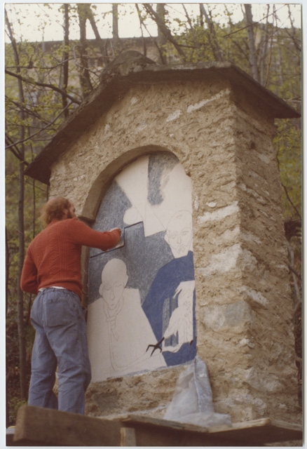 Gianni Paris al lavoro durante il rifacimento della Via Crucis del Convento di Bigorio
