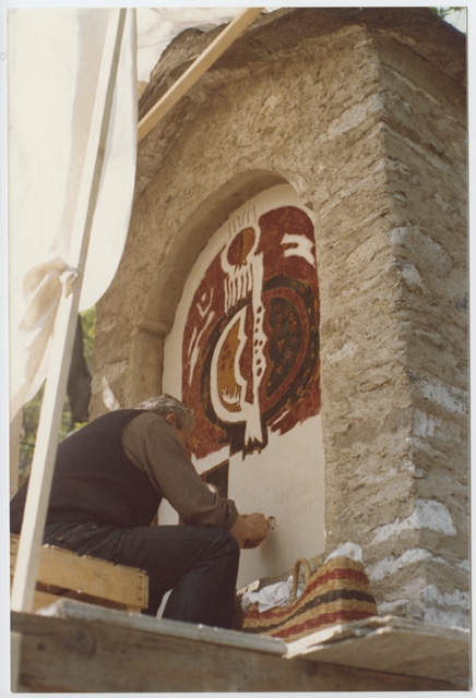 Artista al lavoro durante il rifacimento della Via Crucis di Bigorio