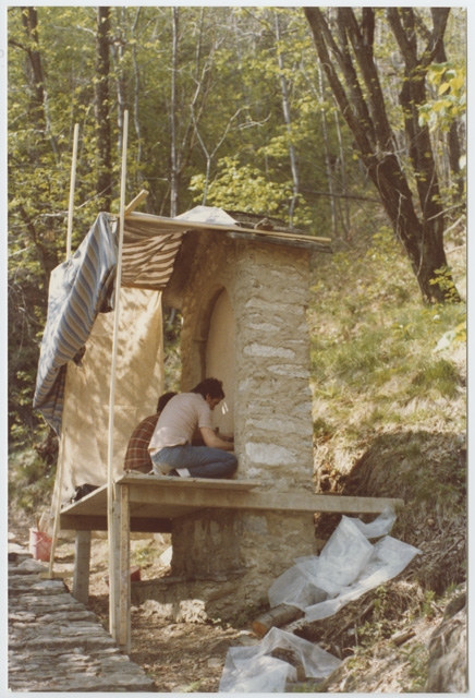 Artisti al lavoro durante il rifacimento della Via Crucis di Bigorio