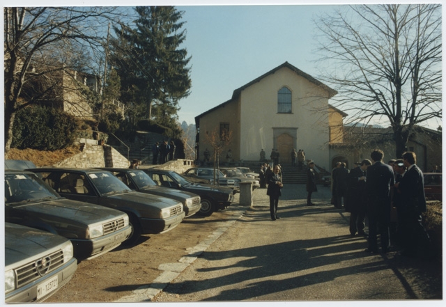 Persone sul piazzale del Convento di Bigorio in occasione dell'incontro tra Cossiga e Furgler