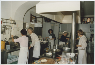 Cuoche al lavoro nella preparazione della cena per l'incontro tra il presidente Cossiga e il presidente Furgler