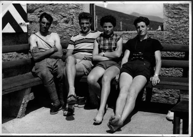 Renato Lucca con amici alla capanna del Monte Bar