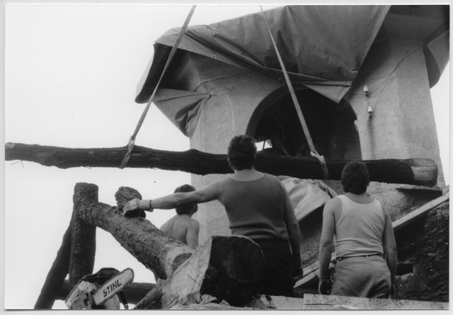 Trasporto delle travi bruciate dal tetto della chiesa del Convento di Bigorio