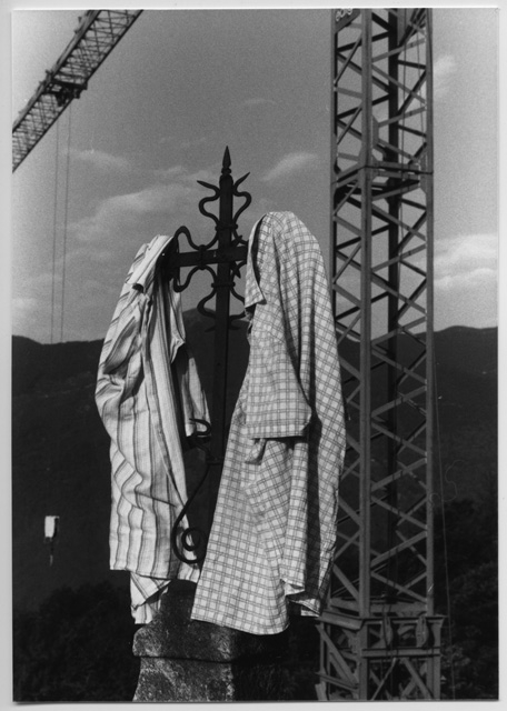 Camicie appese ad una croce al Convento di Bigorio