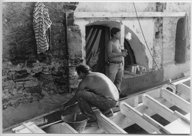 Operai al lavoro sul tetto durante il restauro del Convento di Bigorio