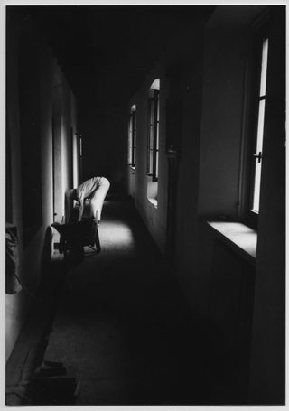 Operaio al lavoro nell'interno del Convento di Bigorio durante i lavori di restauro