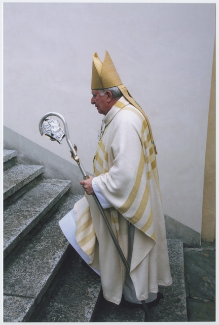 Arrivo di Monsignor Grampa per la benedizione dell'altare al Convento di Bigorio