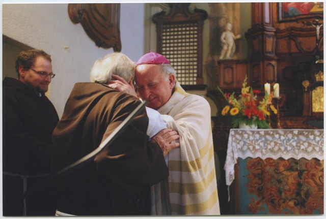 Abbraccio tra Monsignor Pier Giacomo Grampa e fra' Roberto Pasotti in occasione della benedizione dell'altare del Convento di Bigorio