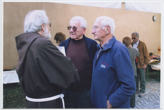 Fra' Roberto Pasotti parla con due uomini in occasione della festa dell'Ascensione
