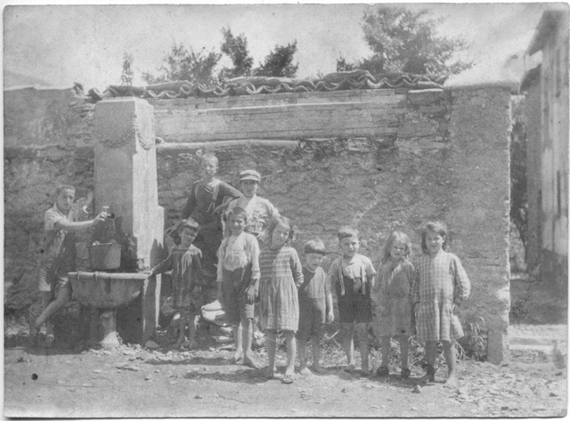 Bambini alla fontana nella piazza di Sala Capriasca