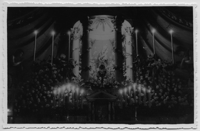 Statua della Madonna Pellegrina sopra l'altare della chiesa di Santo Stefano