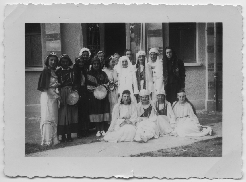 Attrici della filodrammatica femminile di Tesserete in posa