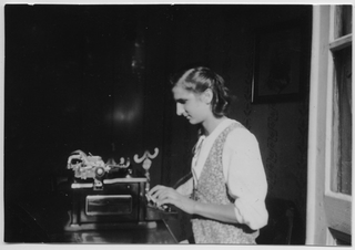 Clementina De-Luigi al lavoro davanti alla macchina da scrivere per la ditta Jean e Charles Zeltner Fils Kunstverlag