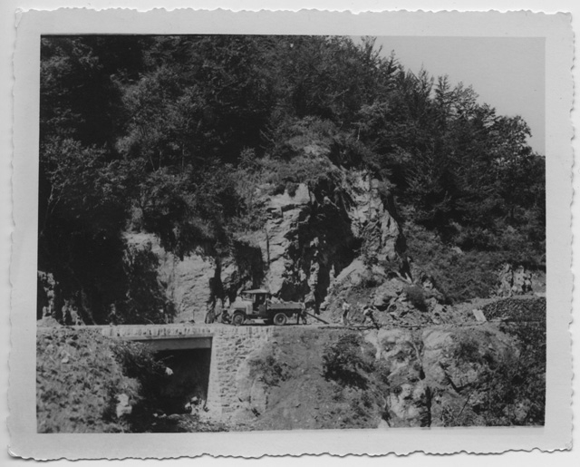 Operai al lavoro nella costruzione della strada della Val Colla