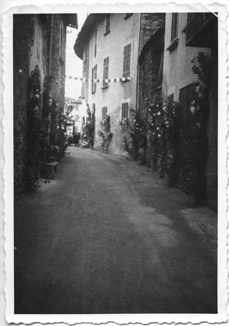 Via principale del nucleo di Sala Capriasca in occasione di una festa religiosa