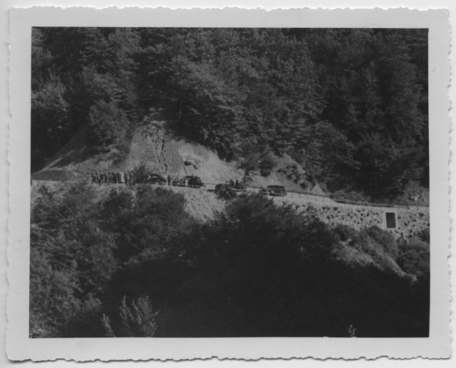 Gruppo di persone sulla strada della Val Colla in costruzione