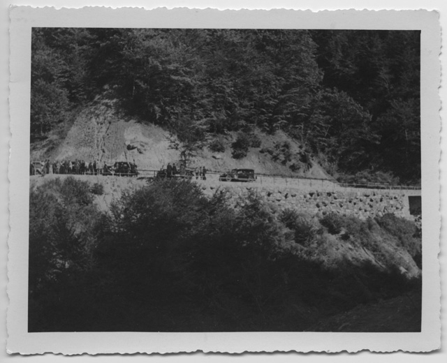 Gruppo di persone sulla strada della Val Colla in costruzione