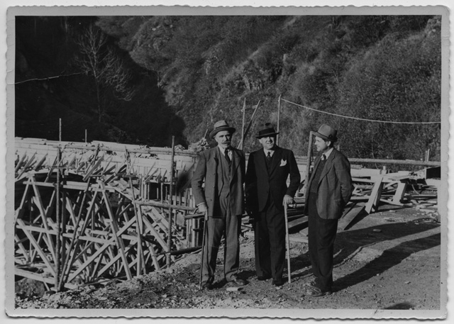 Ritratto dei tre fratelli Antonini davanti al ponte di Cozzo in costruzione