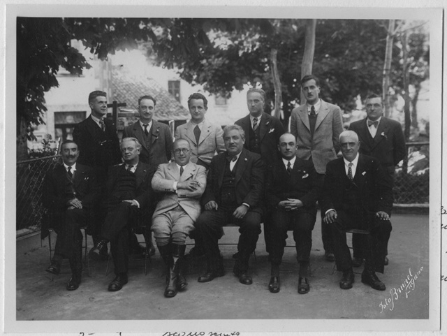 Autorità in posa per il collaudo della strada di Piandera