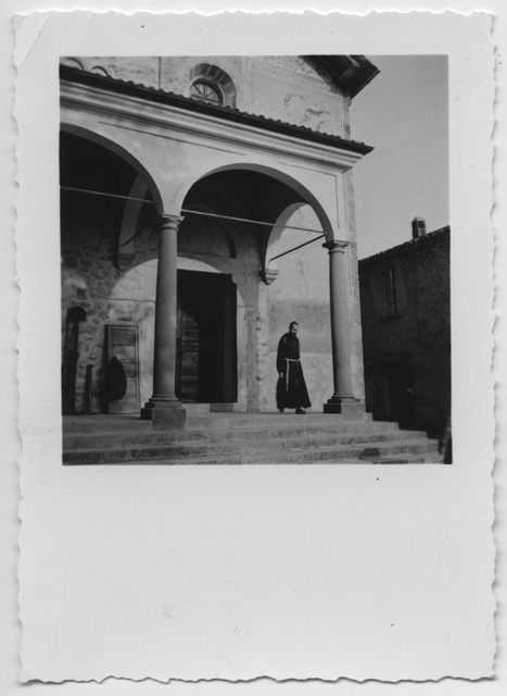 Frate sotto il portico della chiesa di Santo Stefano